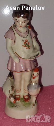 Стара порцеланова фигура-момиче с кокошки