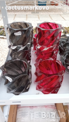 Стъклени кашпи в черно - сив и червено - розов цвят