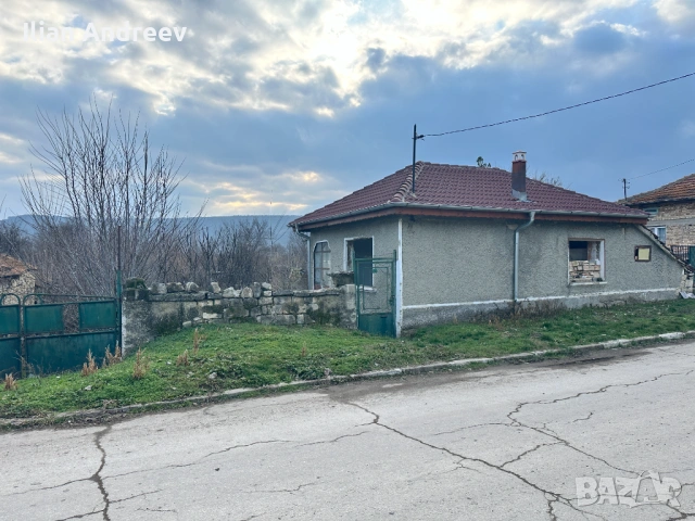 Къща с нов покрив в с. Златина, общ. Провадия, обл. Варна