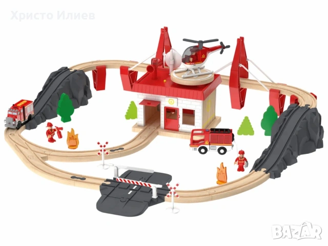 Дървена железница дървен влак с релси с пожарна противопожарна станция