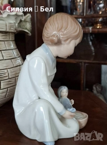 Порцеланова фигура "Момиченце с количка и кукла- бебе" – Nao by Lladro, Испания, 1977 г., снимка 2 - Колекции - 51627161