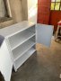 Метален Шкаф с 3 рафта в много добро състояние скоро боядисан с бяла боя , снимка 5