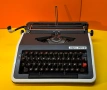 	Пишеща Машина Хеброс 1300Ф 3 Цвята Кирилица нова лента топ състояние обслужена+подарък резервна лен, снимка 1