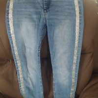 140 HM модерни еластични дънки с бляскав кант, снимка 1 - Детски панталони и дънки - 41263625