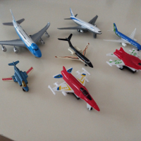 Метални Boeing 787 и 777, 2 пластмасови изтребителя, снимка 2 - Колекции - 39234082