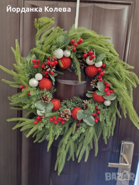 Коледен венец в червено, снимка 1