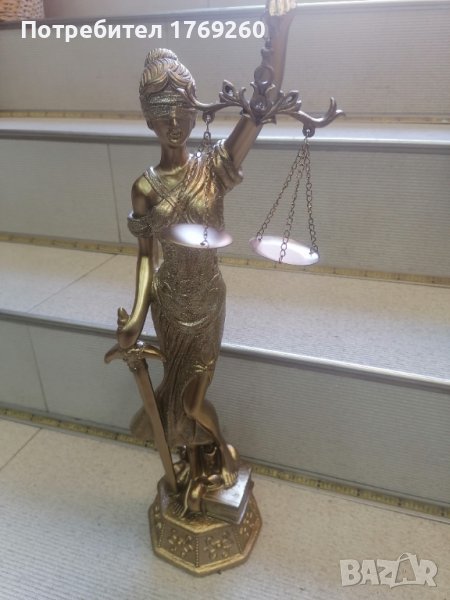 Продавам голяма статуетка Темида в златно! , снимка 1