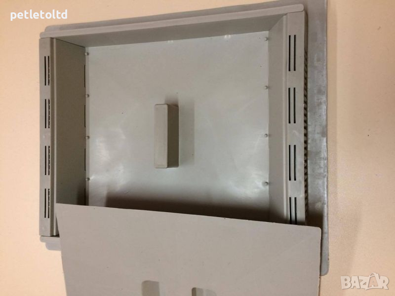 Сива Турбо Хранилка с капак Тип Табла , снимка 1