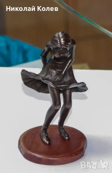 Статуетка,сувенир-"Момичето и вятъра".Медна галванопластика., снимка 1