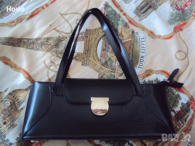 Дамска малка черна чанта от еко кожа.