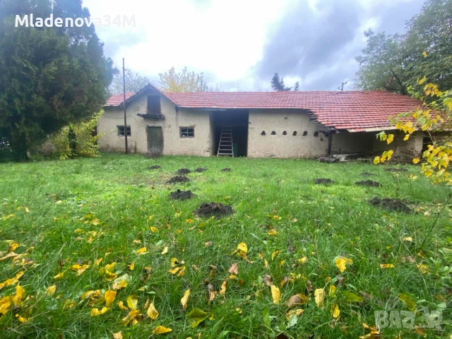 Имот с голям двор