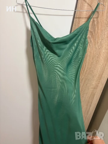 Сатенена рокля в зелено