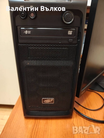 Настолен компютър  със мишка и клавиатура и монитор и колонка 