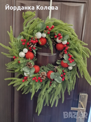 Коледен венец в червено