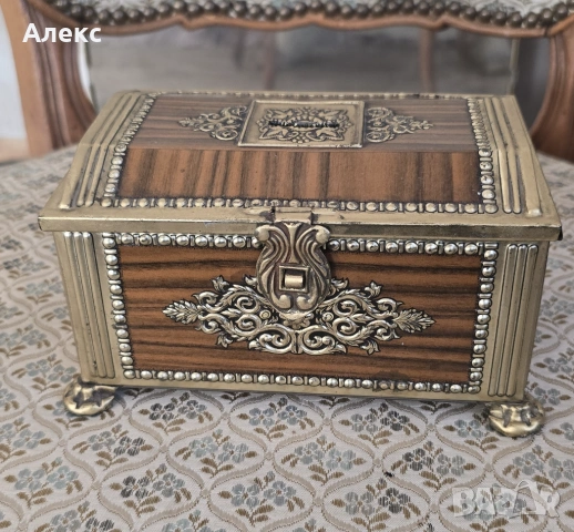 Винтидж метална кутия, ковчеже, касичка.