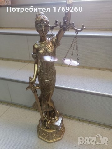 Продавам голяма статуетка Темида в златно! 