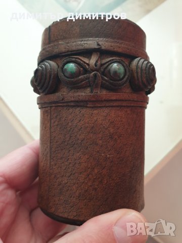 кожена чаша за зарове с два броя зара  използвана автентична, снимка 4 - Други ценни предмети - 40066889