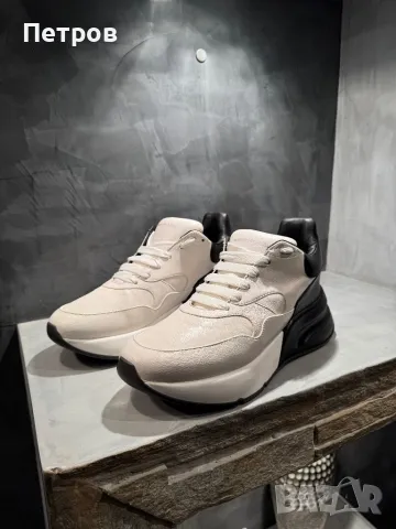 Нови ОРИГИНАЛНИ Alexander Mcqueen Oversized Sneakers 42/43, снимка 7 - Ежедневни обувки - 48338913