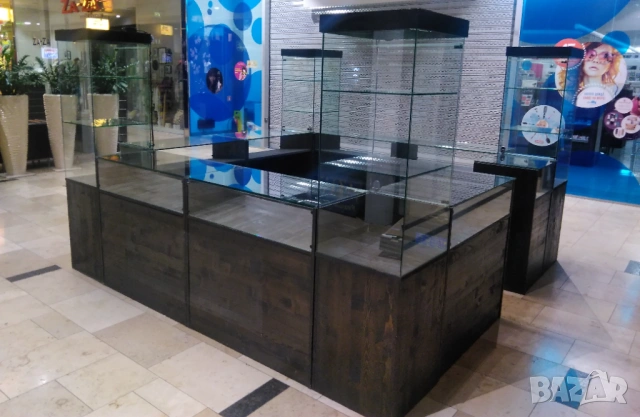 Продавам търговско обзавеждане (щандове, витрини, оборудване) за магазин