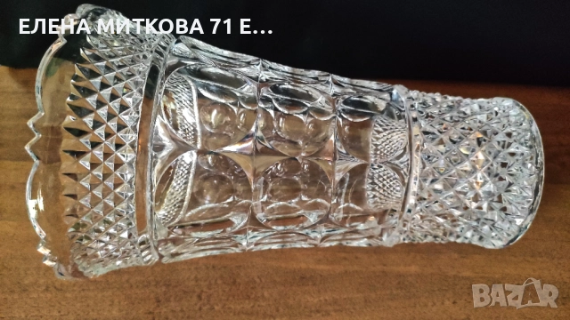 Една внушителна кристална ваза с богата геометрична гравюра и красиво оформен ръб, снимка 2 - Вази - 51660546