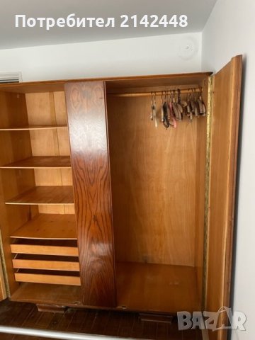 Гардероб Двукрилен с 3 чекмеджета и 4 рафта от орехово дърво с оригинално лаково покритие, снимка 7 - Гардероби - 42673867