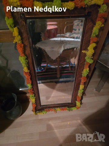 Старо огледало със масивна дървена рамка.