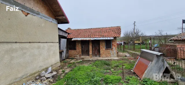 Продава се къща с голям двор, гараж и кладенец в с. Врачанци, снимка 2 - Вили - 49752254