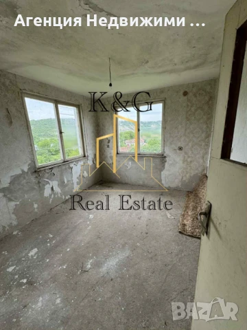 Двуетажна тухлена на плоча  къща в с. Дряновец, снимка 2 - Къщи - 51103042