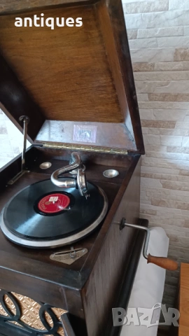 Стар грамофон с манивела - His Masters Voicе- 1920"г. - Great Britain, снимка 4 - Антикварни и старинни предмети - 53796280