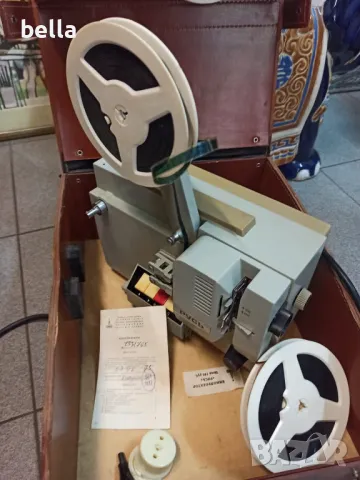 Прожекционен апарат”РУСЬ” 8мм,произведен в Росия. В отлично запазен вид,работещ, снимка 4 - Антикварни и старинни предмети - 50431466