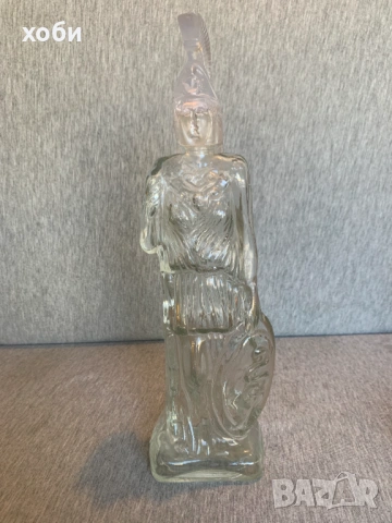 стъклена бутилка формата на римски войник 