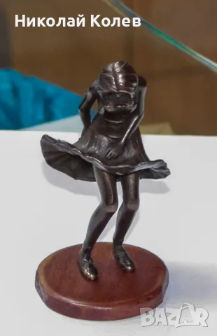 Статуетка,сувенир-"Момичето и вятъра".Медна галванопластика., снимка 1