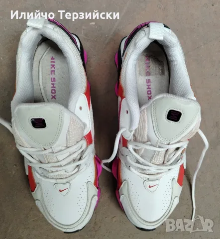 Дамски спортни обувки Nike Shox, модел AT8046-100. 