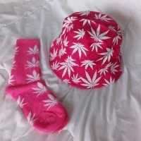 Комплект шапка идиотка и дълги чорапи марихуана, снимка 1 - Шапки - 34373951