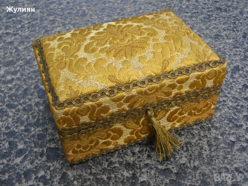  СТАРА КУТИЯ ЗА БИЖУТА СЪС СЪРМА , снимка 1