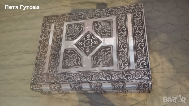 Продавам метална кутия за бижута с флорални инкрустацииии , снимка 1