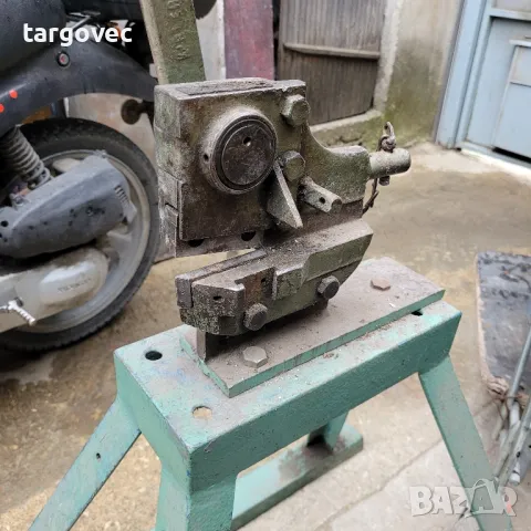 Заводска гилотина за метал със стойка