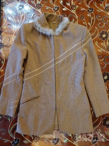 Светлокафяво яке/сако с яка с пух