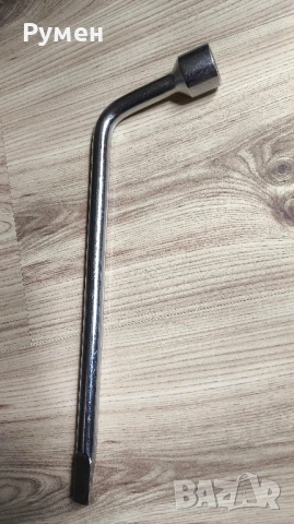 Ключове за болтове за захващане на джанти и тресчотачен ключ за крик, снимка 2 - Други инструменти - 50494162