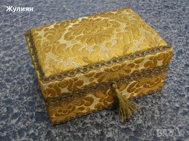  СТАРА КУТИЯ ЗА БИЖУТА СЪС СЪРМА , снимка 1