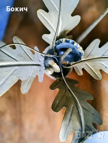 Полилей от ковано желязо с бели абажури, златист, запазен, без забележки, по договаряне, снимка 2 - Лампи за таван - 49146890