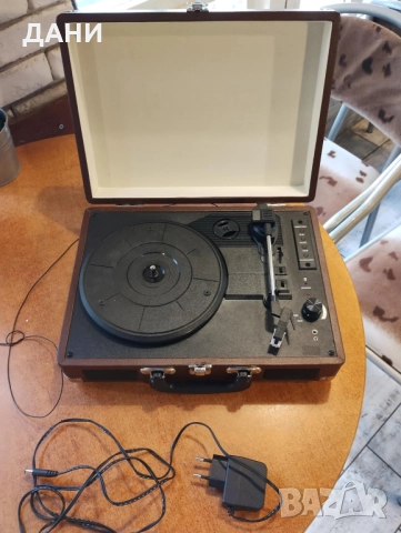 грамофон, вълшебно куфарче с презапис от него на флашка , блутут.Изход към усилвател