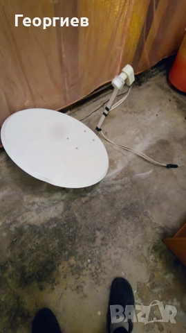 Продава сателитна чиния.