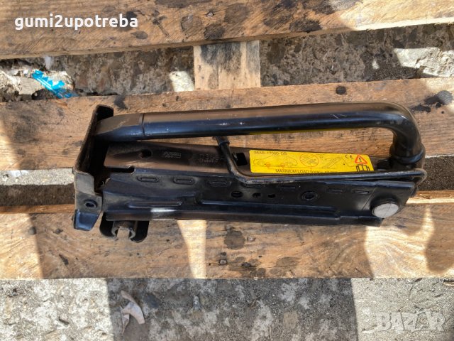 Крик за Кола Крик за Ford Ka Оригинал+Ключ за джантите, снимка 3 - Аксесоари и консумативи - 42600776