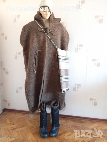 Стар ямурлук допълнение към мъжка народна носия.