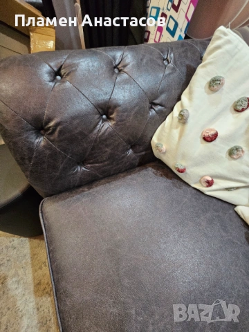 Двуместен кожен диван в стил Chesterfield – тъмнокафяв + подарък, снимка 2 - Дивани и мека мебел - 53723023