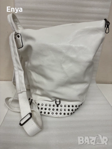 Раница с капси от еко кожа - цвят бял, снимка 2 - Раници - 53574028