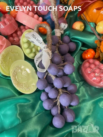 Сапун „Грозде“ – ръчно изработен с аромат на касис, снимка 2 - Козметика за тяло - 51370716