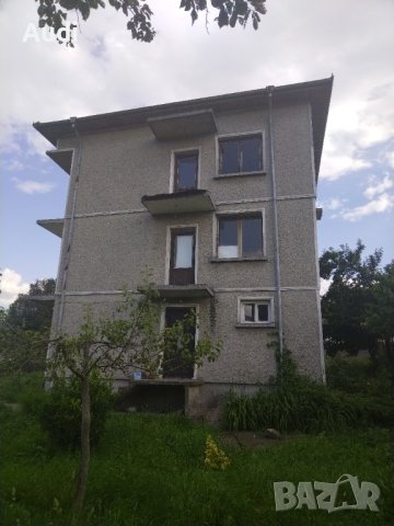 Продавам триетажна тухлена къща с два гаража гараж в с. Присово Покривът и комините са ремонтирани. , снимка 4 - Къщи - 41086030