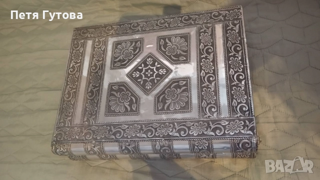 Продавам метална кутия за бижута с флорални инкрустацииии 